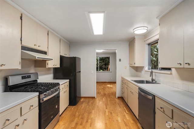 540 SW Fernwood St, Issaquah, WA 98027 - kitchen featuring stainless steel appliances, under cabinet range hood, a sink, light wood-style floors, and light countertops
