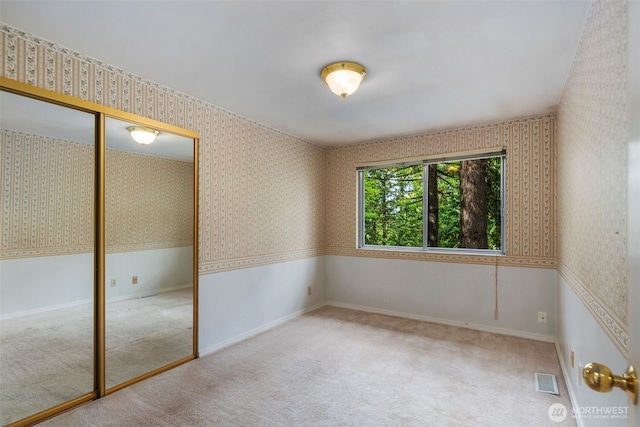 540 SW Fernwood St, Issaquah, WA 98027 - unfurnished bedroom featuring wallpapered walls, carpet, and a closet