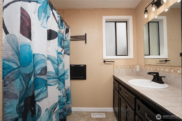 bathroom featuring a shower with curtain, visible vents, tasteful backsplash, baseboards, and vanity