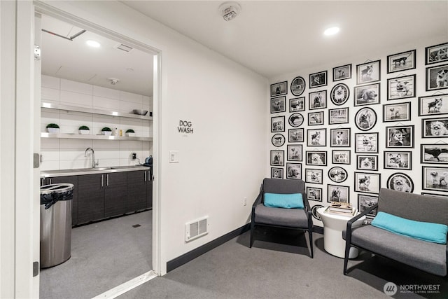 1321 Seneca St Unit 1008, Seattle, WA 98101 - sitting room with carpet flooring, wet bar, recessed lighting, and baseboards