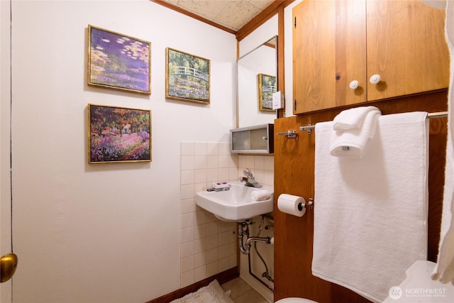 12223 4th Ave NW, Seattle, WA 98177 - half bath with tile walls and a sink