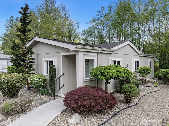 ranch-style home featuring a shingled roof