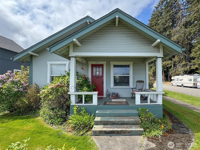 view of front facade featuring a porch and a front lawn