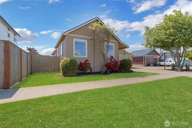 view of front of house featuring fence and a front yard