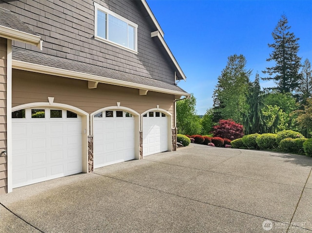 24270 SE 147th Pl, Issaquah, WA 98027 - garage with driveway