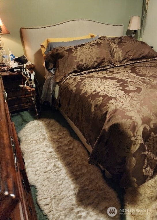 bedroom with carpet