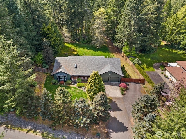 bird's eye view featuring a wooded view