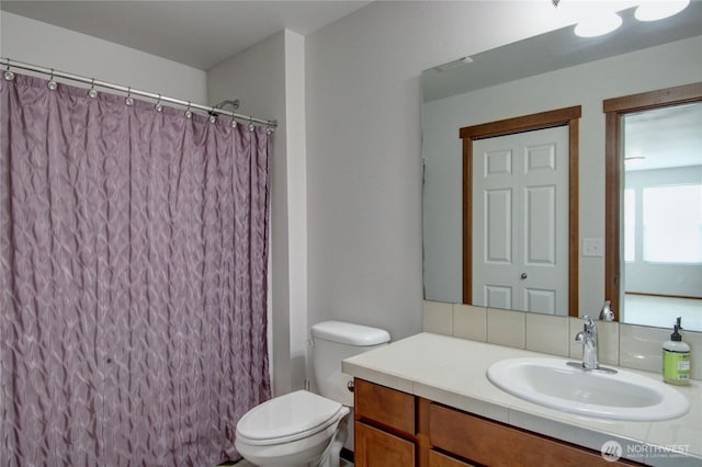 454 S 48th St, Mount Vernon, WA 98274 - full bathroom featuring vanity, toilet, and curtained shower
