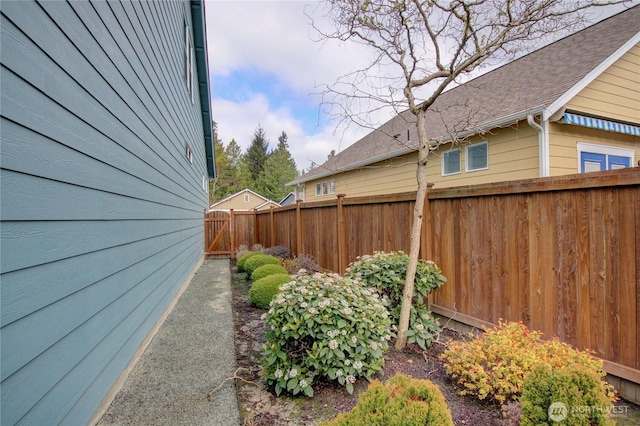 454 S 48th St, Mount Vernon, WA 98274 - view of yard with fence