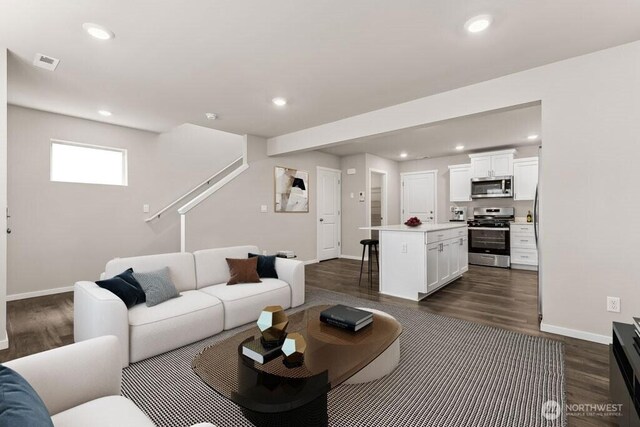 living room featuring recessed lighting, baseboards, visible vents, and dark wood-style floors