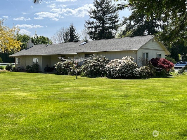 1557 Shelton Rd, Walla Walla, WA 99362 - view of front of home featuring a front lawn and a chimney