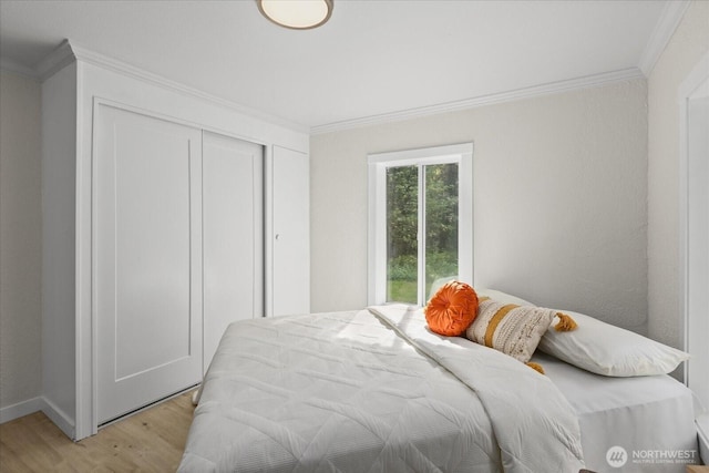 8661 State Highway 303 NE, Bremerton, WA 98311 - bedroom featuring baseboards, ornamental molding, light wood-style flooring, and a closet