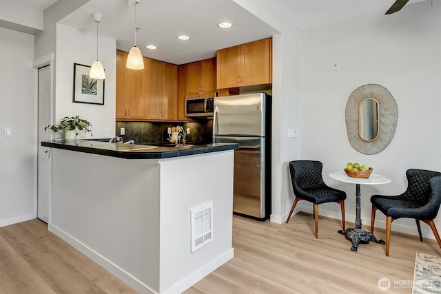kitchen featuring stainless steel appliances, baseboards, visible vents, and recessed lighting