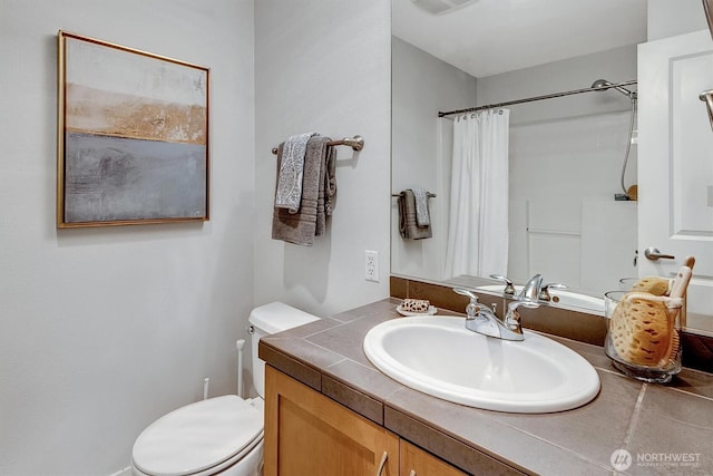 full bathroom featuring vanity, toilet, a shower with curtain, and visible vents