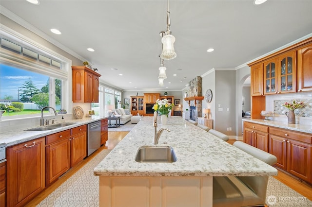 2961 Kendall Rd, Walla Walla, WA 99362 - kitchen with dishwasher, a sink, open floor plan, light wood-style flooring, and recessed lighting