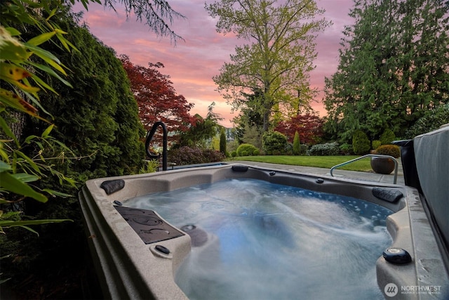 2141 Northshore Rd, Bellingham, WA 98226 - view of swimming pool with a hot tub
