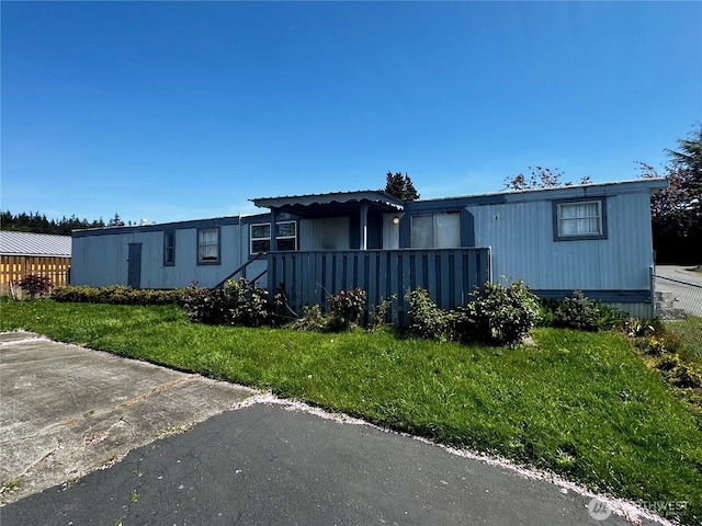 manufactured / mobile home with a front yard
