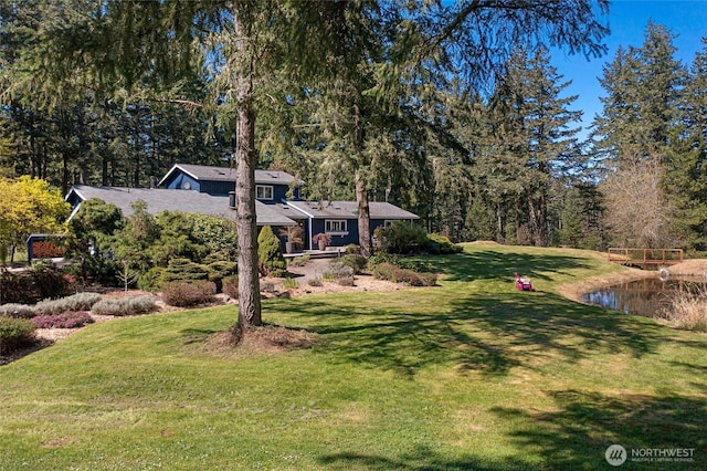 view of yard featuring a water view
