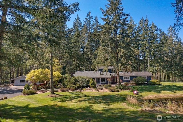 single story home featuring a front lawn