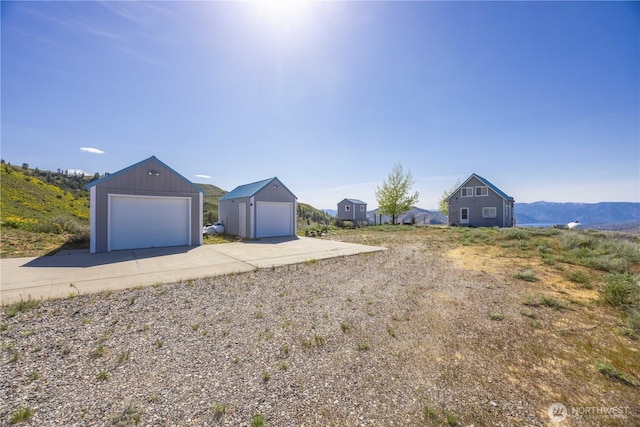 view of yard with a detached garage and an outdoor structure