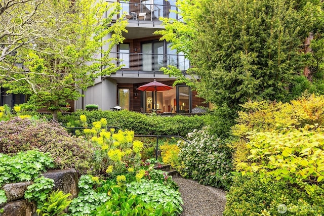 view of yard with a balcony