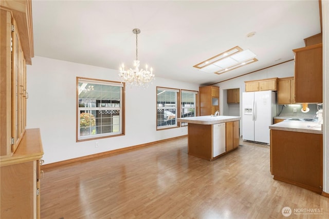 kitchen featuring white refrigerator with ice dispenser, light wood finished floors, a chandelier, an island with sink, and lofted ceiling