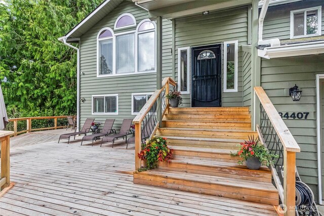 property entrance featuring a deck