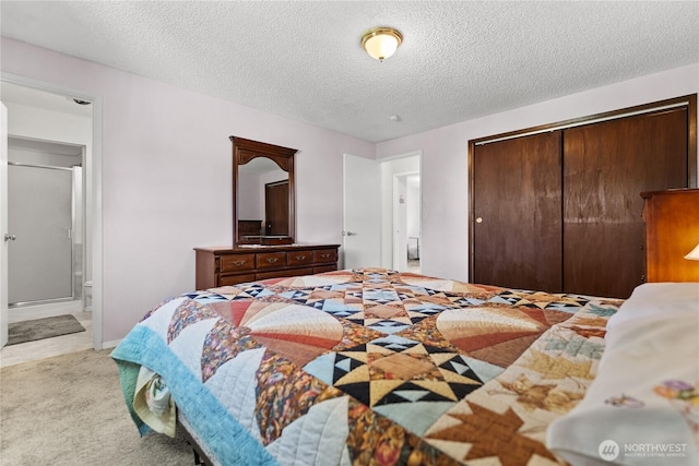 109 Lime St, Omak, WA 98841 - bedroom featuring ensuite bathroom, a closet, a textured ceiling, and light colored carpet
