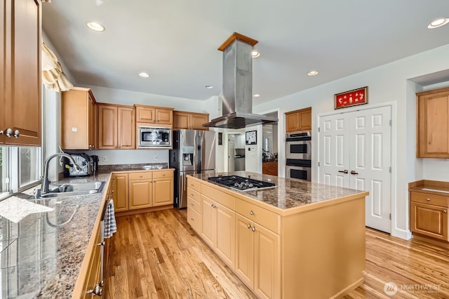 20933 37th Ave SE, Bothell, WA 98021 - kitchen featuring stainless steel appliances, a sink, light wood finished floors, a kitchen island, and recessed lighting