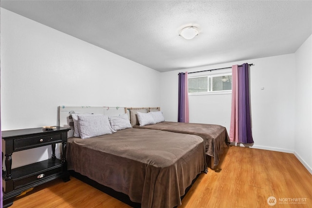 431 12th Pl N, Edmonds, WA 98020 - bedroom with light wood-style flooring, a textured ceiling, and baseboards
