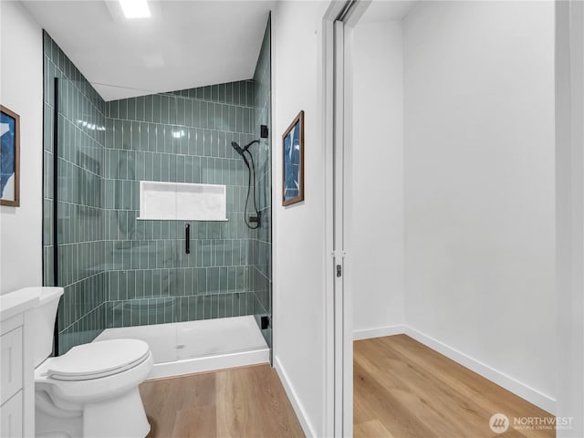7822 Beverly Blvd Unit B, Everett, WA 98203 - full bath featuring wood finished floors, toilet, tiled shower, and baseboards