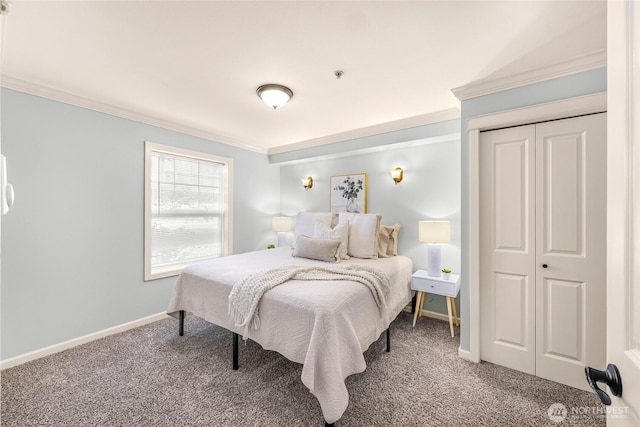 bedroom featuring a closet, baseboards, ornamental molding, and carpet flooring