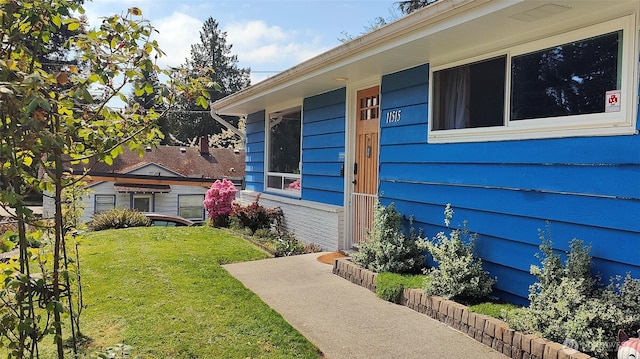 11515 7th Ave NE, Seattle, WA 98125 - doorway to property with a yard
