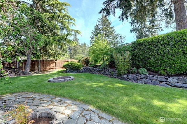 view of yard featuring an outdoor fire pit