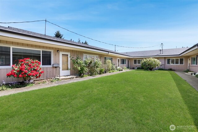 ranch-style home featuring a front lawn