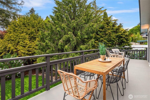 balcony with outdoor dining space
