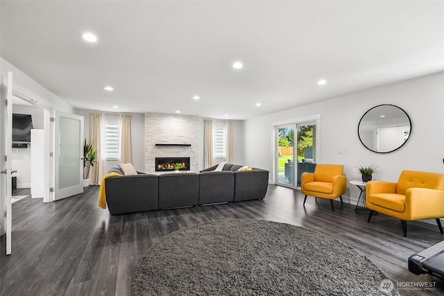 living area featuring recessed lighting, baseboards, dark wood finished floors, and a fireplace
