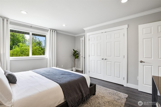 bedroom with baseboards, ornamental molding, and recessed lighting