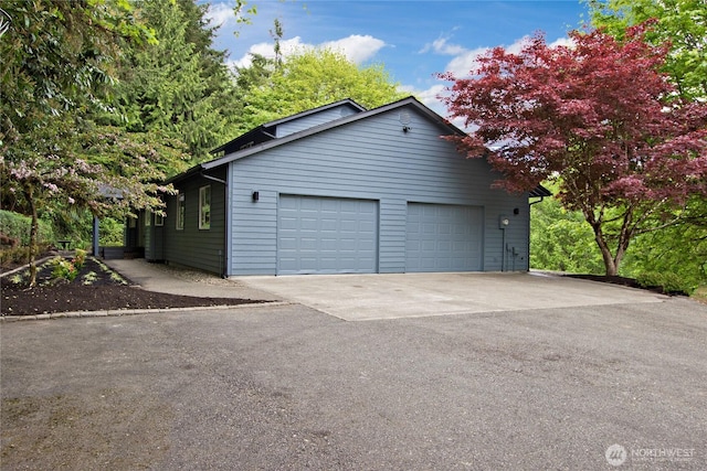 511 104th Ln SE, Olympia, WA 98501 - garage featuring driveway