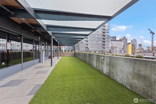 view of yard featuring a skyline view