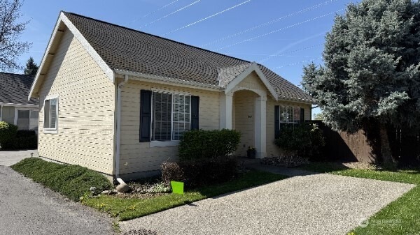 841 SE Larkspur Pl, College Place, WA 99324 - view of front of home with brick siding
