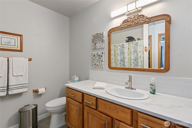 bathroom with tasteful backsplash, vanity, baseboards, toilet, and a shower with shower curtain