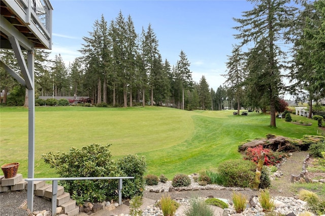view of yard with golf course view