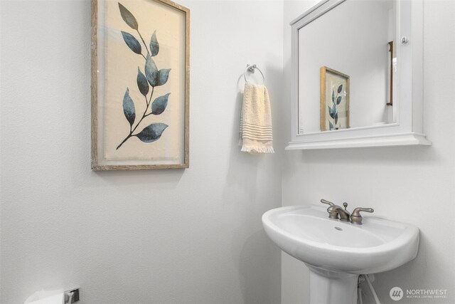 bathroom featuring a sink