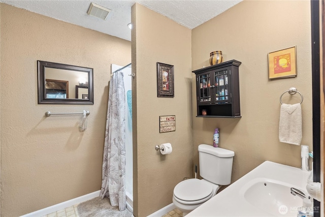 bathroom featuring a sink, toilet, a shower with shower curtain, baseboards, and visible vents