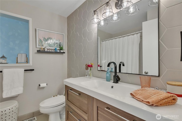 bathroom featuring toilet, a shower with curtain, and vanity