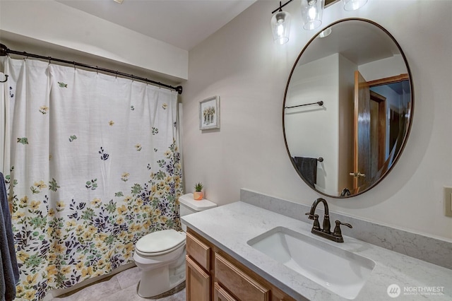 full bath with toilet, vanity, and a shower with curtain