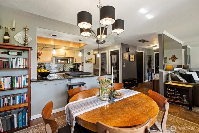 dining space with visible vents and an inviting chandelier