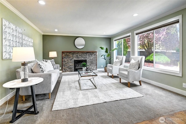 living area with baseboards, ornamental molding, and recessed lighting