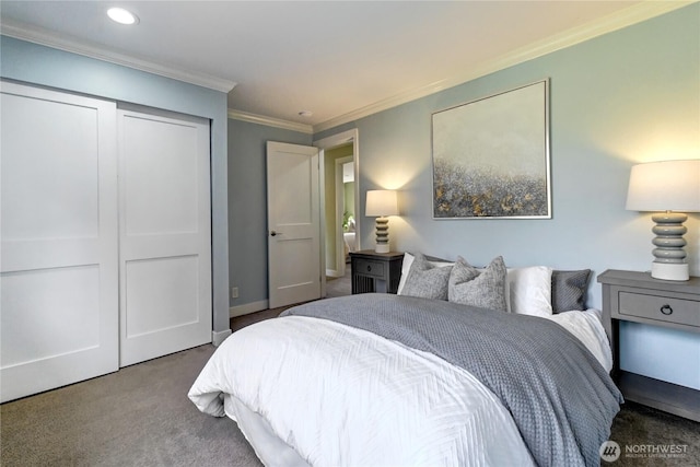 bedroom with crown molding, carpet flooring, recessed lighting, and a closet